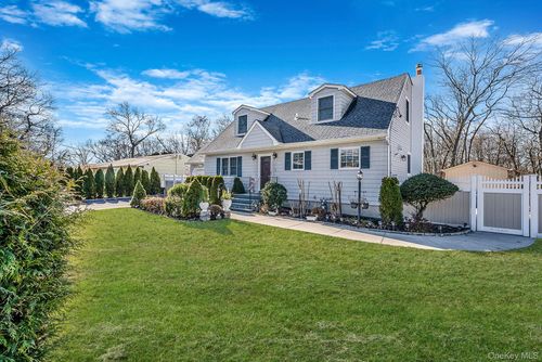 20 Howe Rd, Coram, NY, 11727-2328 | Card Image