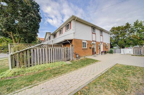 9 Bur Oak Way, North York, ON, M3L2G3 | Card Image