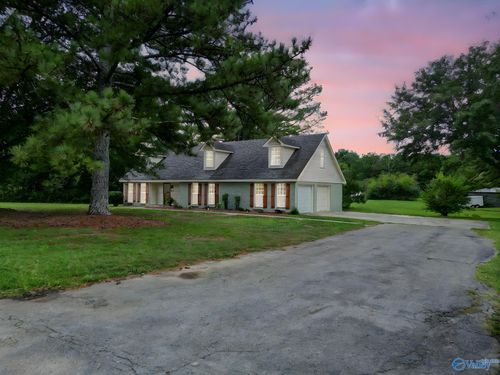 233 Shaw Rd Nw, Hartselle, AL, 35640-2137 | Card Image