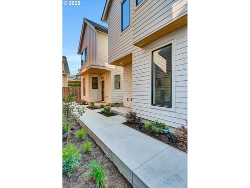 5761 S Kelly Ave, Portland, OR, 97239-3726 | Card Image