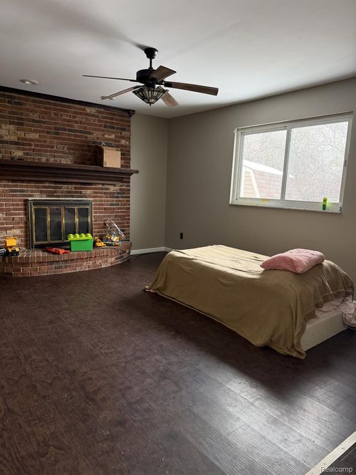 18523 Elm Ct, Macomb, MI, 48044-3436 | Card Image