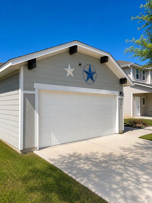 587 Twisted Oaks Ln, Buda, TX, 78610-3086 | Card Image