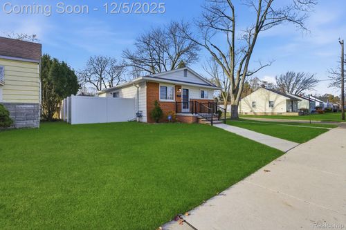 18704 Kenosha St, Harper Woods, MI, 48225-2128 | Card Image