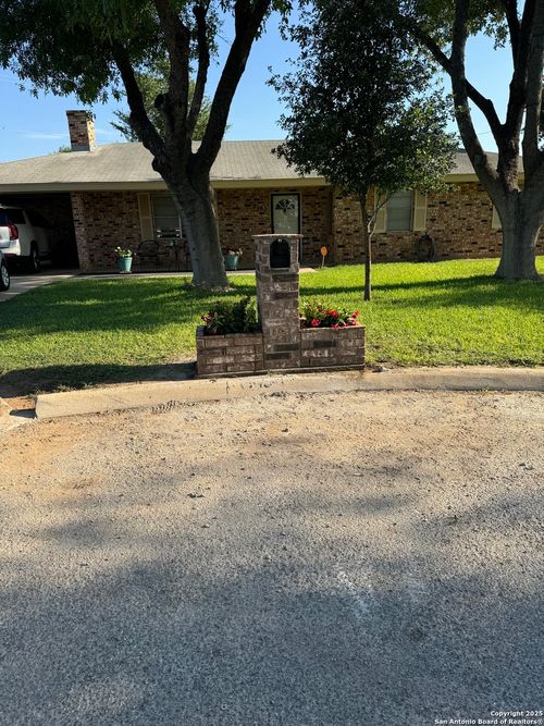 2102 Wildcat Dr, Carrizo Springs, TX, 78834-3445 | Card Image