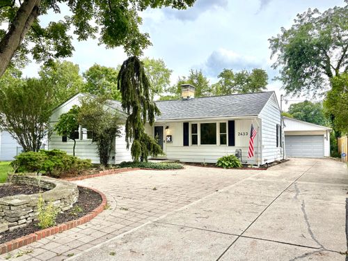 2433 Fishinger Rd, Upper Arlington, OH, 43221-1141 | Card Image