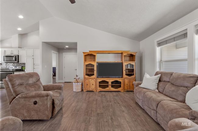 9248 Rolling Hills Ct, House other with 3 bedrooms, 2 bathrooms and 3 parking in Nampa ID | Image 8