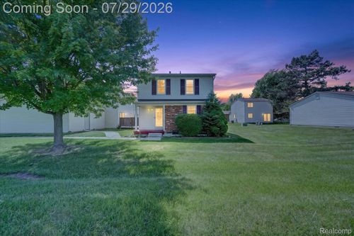 2824 Roundtree Dr, Troy, MI, 48083-2330 | Card Image