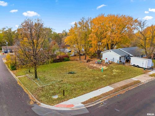 301 Parkway Ln, Pekin, IL, 61554-3040 | Card Image