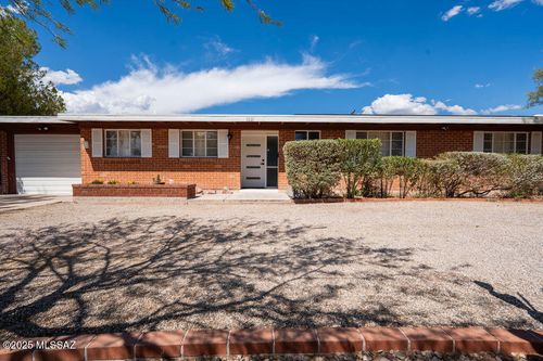 5221 E Hawthorne Pl, Tucson, AZ, 85711-1318 | Card Image