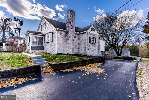 915 Main St, Bressler, PA, 17113-3120 | Card Image