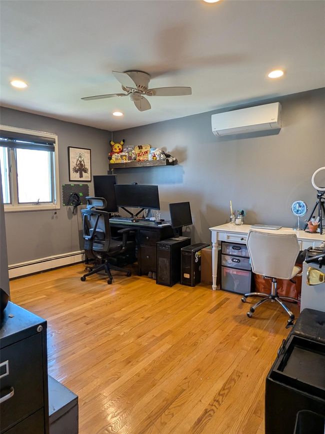 Large bedroom with nice closet | Image 21