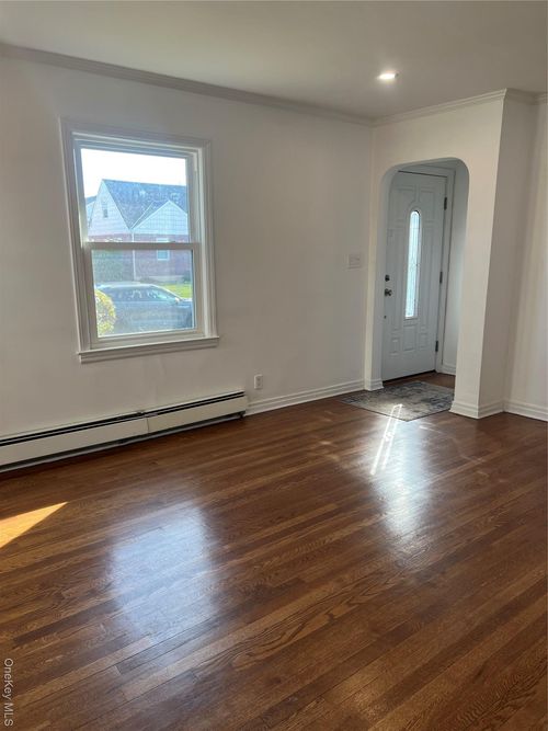 1016 Oaks Dr, Franklin Square, NY, 11010-1939 | Card Image