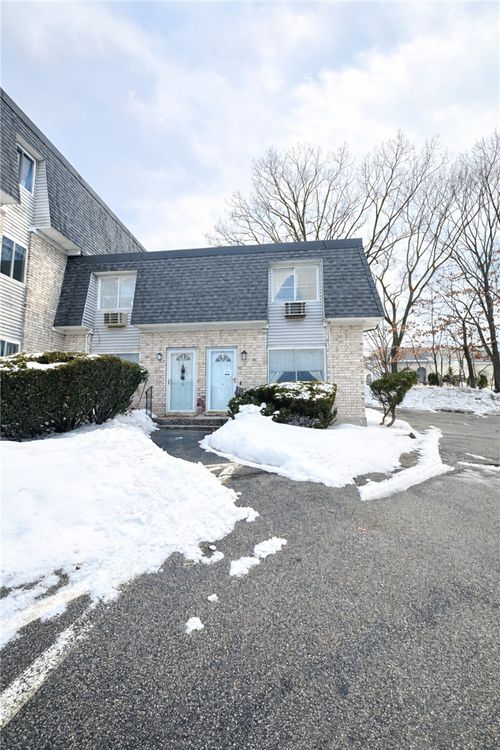 th54-1560 Douglas Ave, North Providence, RI, 02904-8939 | Card Image