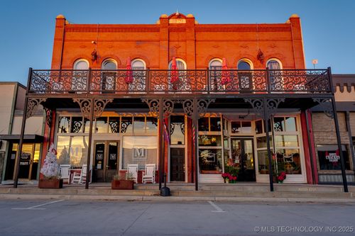 221 W Main St, Tishomingo, OK, 73460-1726 | Card Image