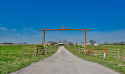 3511 S Interstate 35, Gainesville, TX, 76240-8281 | Card Image