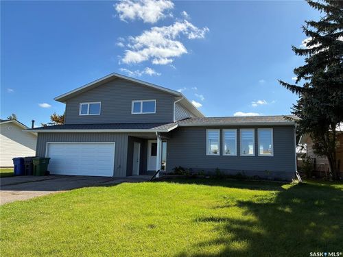 242 York Road E, House with 4 bedrooms, 3 bathrooms and 4 parking in Yorkton SK | Card Image