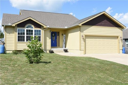 215 Meadowbrook Ln, Wellsville, KS, 66092-8100 | Card Image