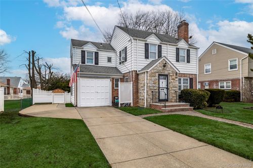 135 Chestnut St, Lynbrook, NY, 11563-1840 | Card Image