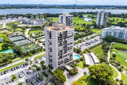 ph5-2425 Presidential Way, West Palm Beach, FL, 33401-1321 | Card Image