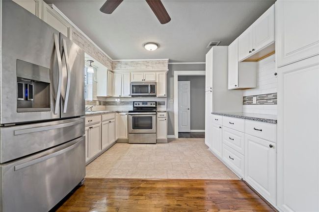 915 E Hanna St, House other with 3 bedrooms, 2 bathrooms and 2 parking in Calvert TX | Image 15