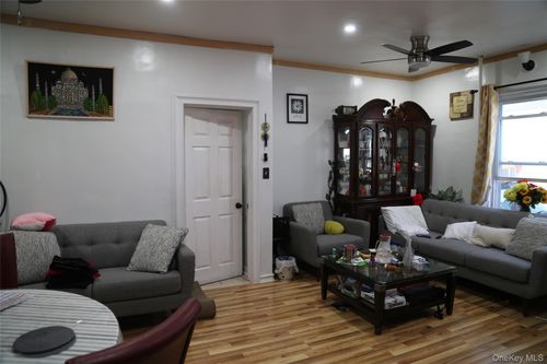 6d-35 6d, New York, NY, 11372 | Card Image