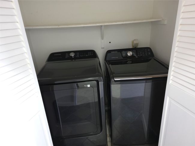 Washroom with independent washer and dryer | Image 7