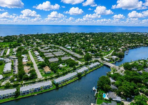 c-3889 Pompano Dr Se, ST PETERSBURG, FL, 33705-6422 | Card Image