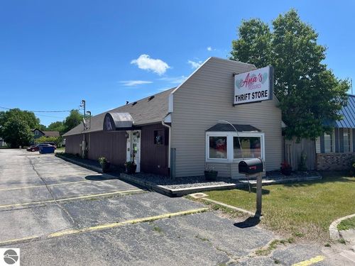 315 S Main St, Standish, MI, 48658-2512 | Card Image