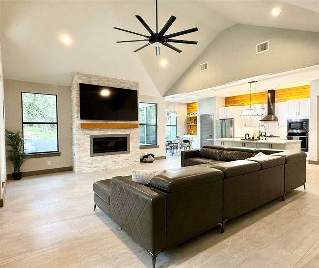 900 Daviot Dr, House other with 3 bedrooms, 2 bathrooms and null parking in Briarcliff TX | Image 5