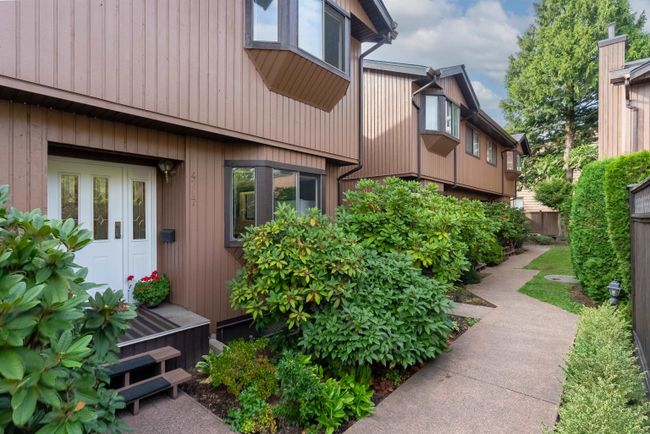 4717 Village Drive, Townhouse with 3 bedrooms, 2 bathrooms and 1 parking in Burnaby BC | Image 3