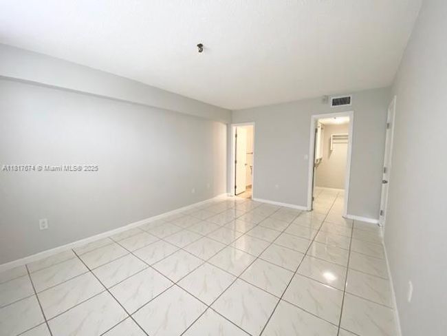 APT-209 - 201 180 Th Dr, Condo with 1 bedrooms, 2 bathrooms and null parking in Sunny Isles Beach FL | Image 10