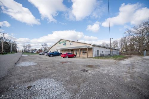 4043 Beck Ave, Louisville, OH, 44641-9458 | Card Image