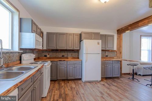 521 N 9th St, PHILIPSBURG, PA, 16866-1011 | Card Image