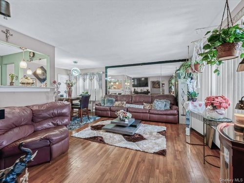 601 Chautauqua Ave, West Hempstead, NY, 11552-4206 | Card Image