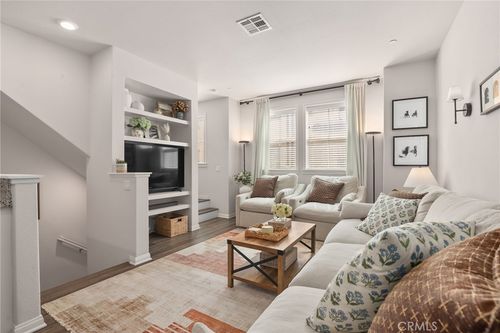 14104 W Birch Ln, Van Nuys, CA, 91405-5471 | Card Image