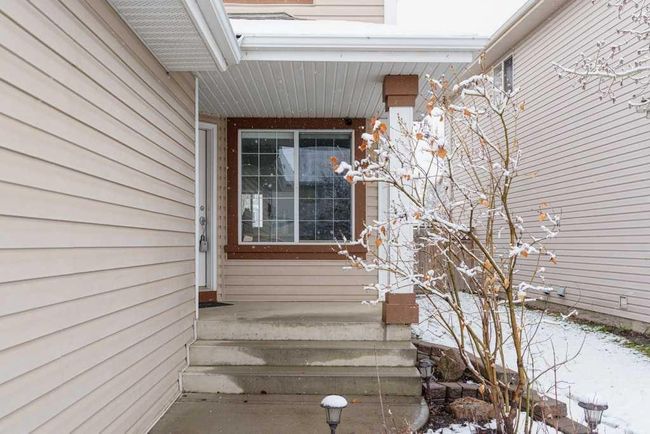 145 Douglas Glen Manor Se, Home with 3 bedrooms, 3 bathrooms and 4 parking in Calgary AB | Image 2