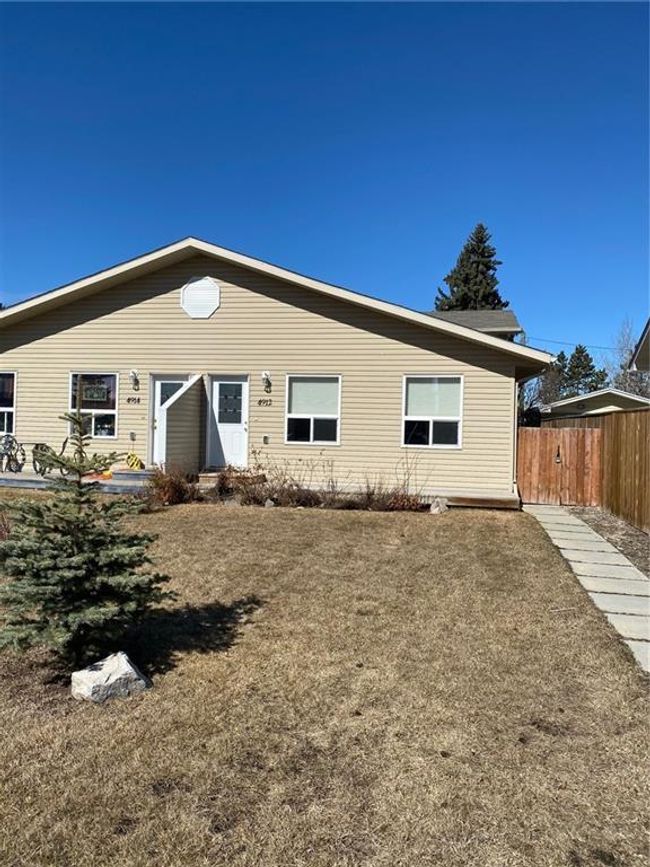 4912 54 Avenue, Home with 3 bedrooms, 2 bathrooms and 2 parking in Olds AB | Image 2