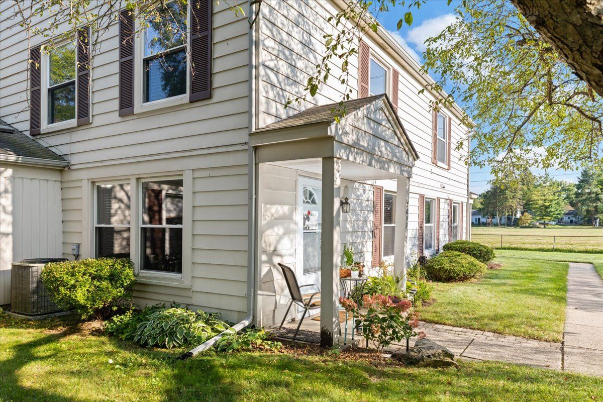 Glenwood Ct, Lake Orion, MI 48360