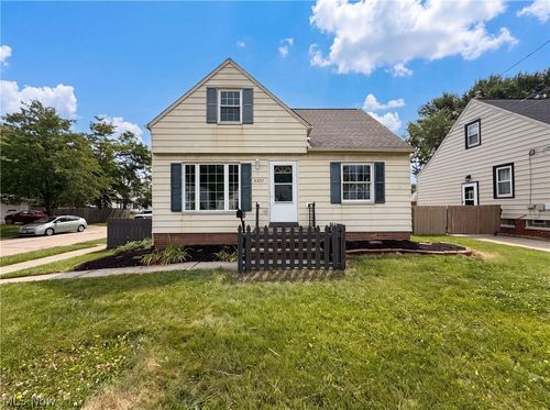 6437 Westminster Dr, Cleveland, OH, 44129-4945 | Card Image