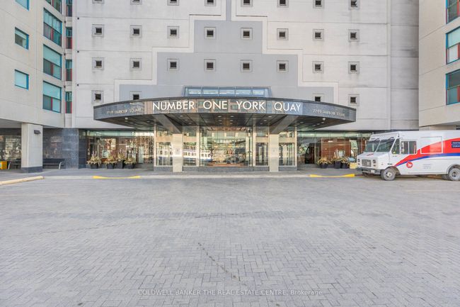 2002 - 99 Harbour Sq, Condo with 2 bedrooms, 2 bathrooms and 1 parking in Toronto ON | Image 5