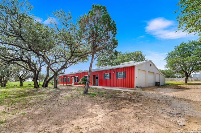 1015 Fm 2200 W, House other with 3 bedrooms, 3 bathrooms and null parking in Devine TX | Image 4
