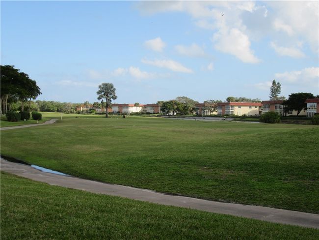 APT-201 - 105 Spring Lake Ct, House attached with 2 bedrooms, 2 bathrooms and null parking in Vero Beach FL | Image 9