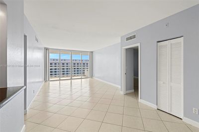 17C - 5600 Collins Ave, Condo with 2 bedrooms, 2 bathrooms and null parking in Miami Beach FL | Image 3