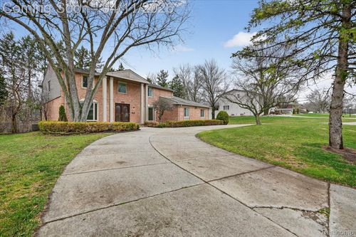 21770 Riverview Dr, Beverly Hills, MI, 48025-4867 | Card Image