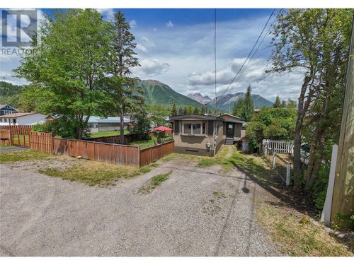1099 Mcdonald Avenue, Fernie, BC, V0B1M1 | Card Image