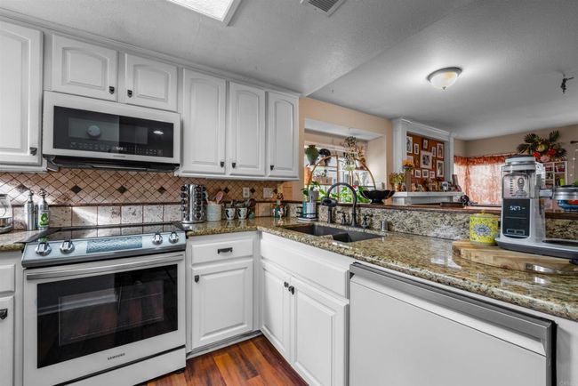 2126 King View Cir, Condo with 3 bedrooms, 3 bathrooms and 2 parking in Spring Valley CA | Image 8