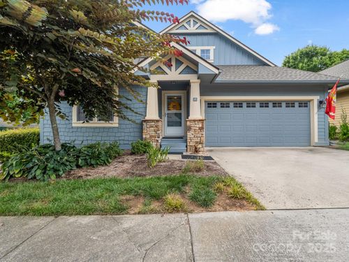 27 Gray Wolf Ln, Hendersonville, NC, 28792-7423 | Card Image