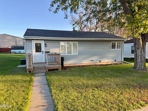 1058 5th St Sw, Valley City, ND, 58072-3721 | Card Image