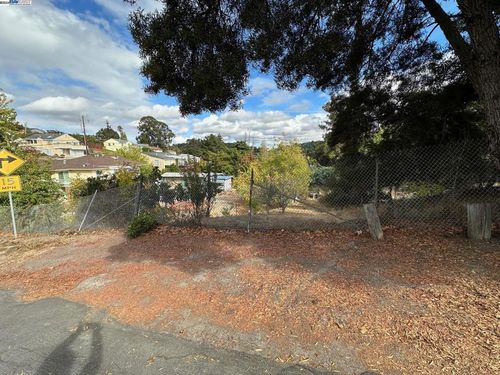677 Renfrew Rd, El Sobrante, CA, 94803-1623 | Card Image