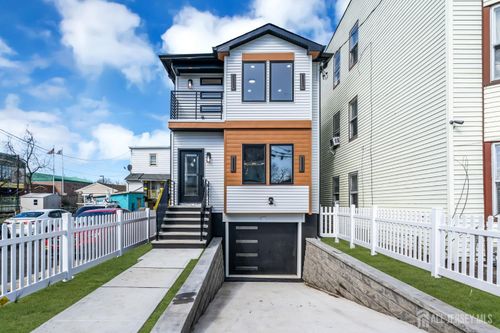 589 Elizabeth St, Perth Amboy, NJ, 08861-3356 | Card Image